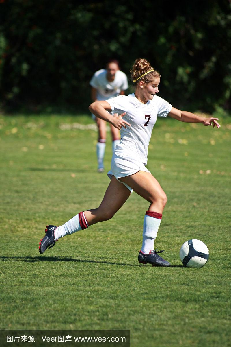 国际足坛女运动员展现实力与技巧