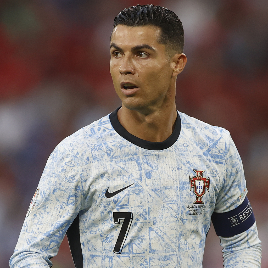 C罗重返赛场，比赛局势复杂首场状态出色，中国队观众沸腾！